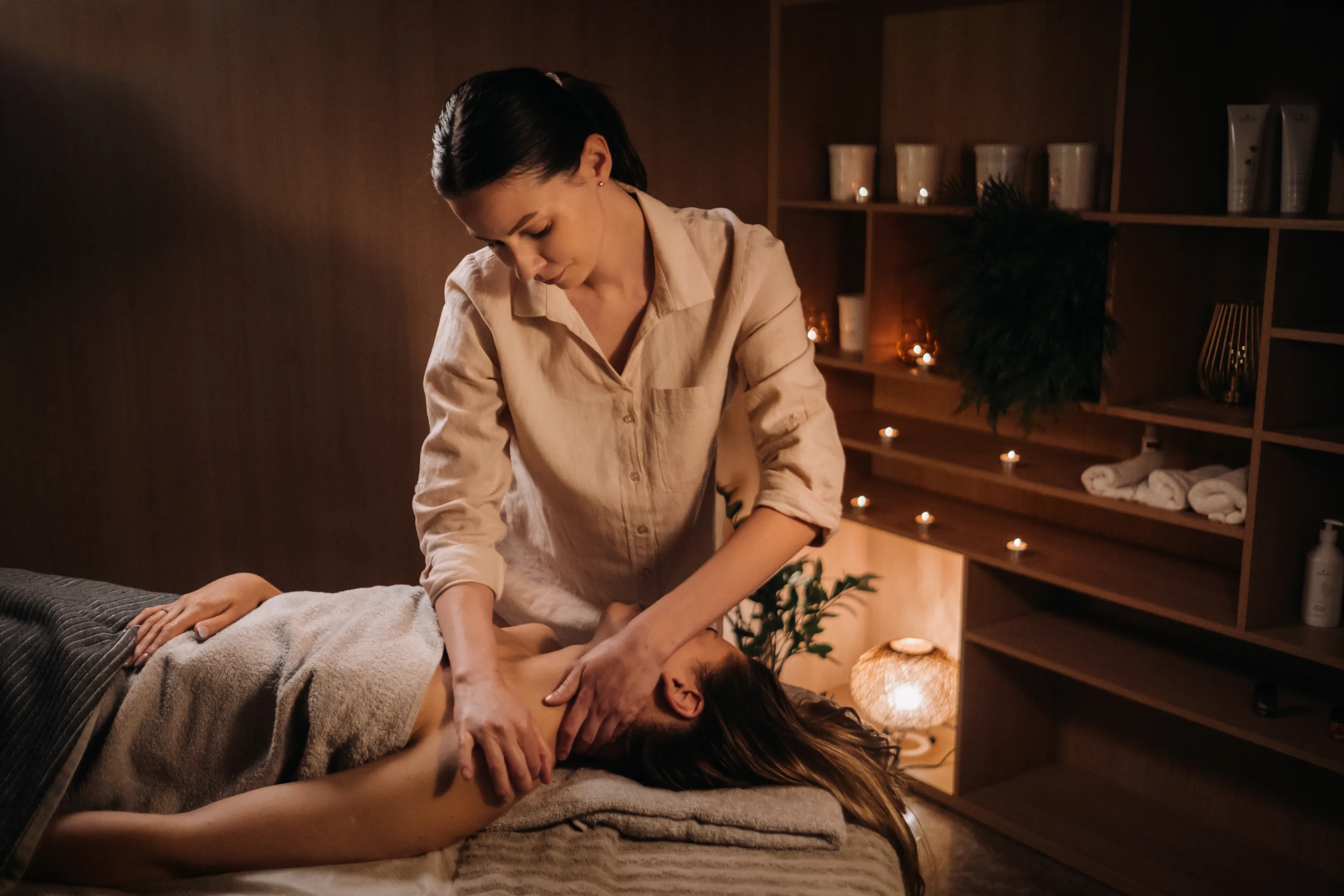 a-masseuse-gives-a-body-massage-to-a-woman-in-a-sp-2026-01-09-07-41-36-utc