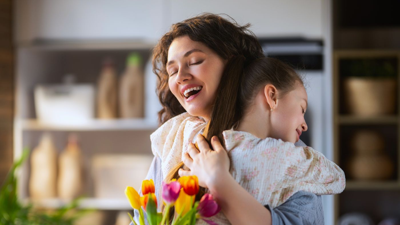 Golden Spark: How Natural Backlighting Transforms Ordinary Family Portraits