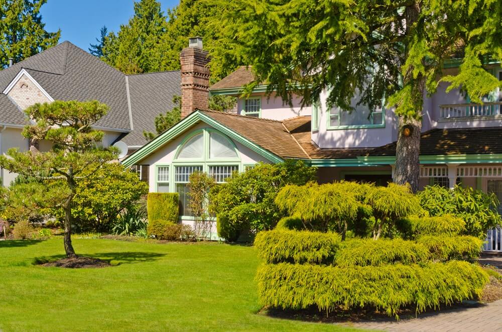 fragment-of-a-nice-house-with-gorgeous-lawn-and-ou-2026-01-11-10-18-39-utc